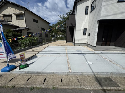 【駐車場】 | 松戸市和名ケ谷新築戸建【和名ケ谷小学校：3分】 | 駐車スペース・並列2台駐車可