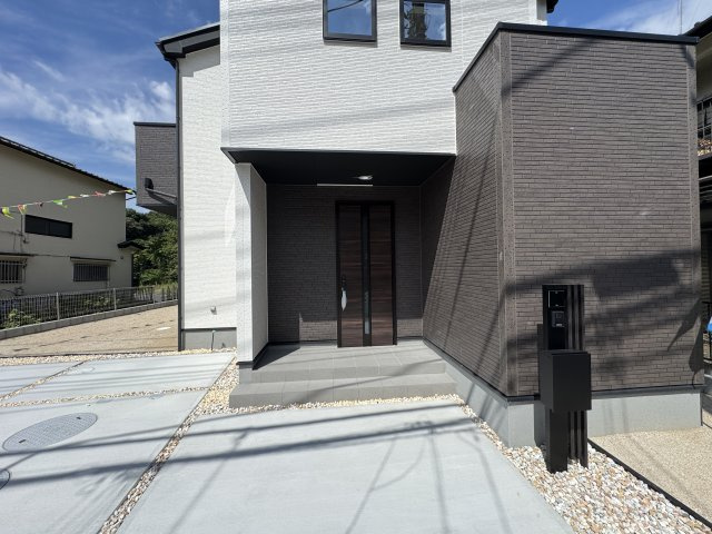 松戸市和名ケ谷新築戸建【和名ケ谷小学校：3分】のエントランス|エントランス・玄関ポーチ