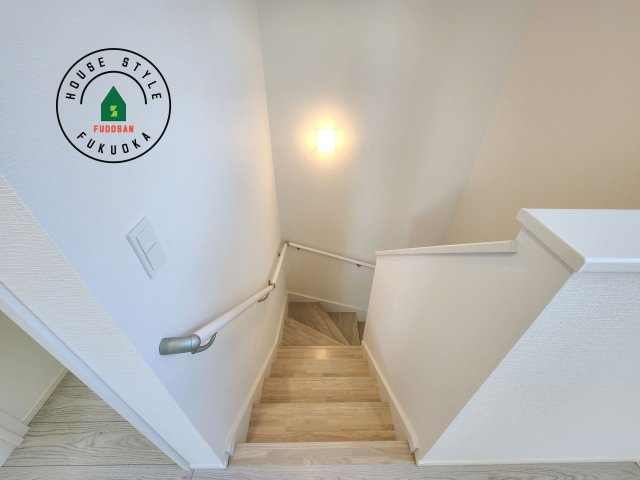 福津市福間南1丁目第3-2棟（2号棟）の内装|階段からも明るい光が入ります。採光や通風も階段の重要な役割です。