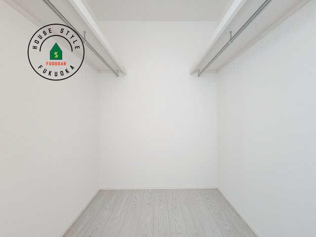 福津市福間南1丁目第3-2棟（2号棟）の収納|洋服や大きな荷物が多い方や人数の多いご家族などは、一般的なクローゼットよりもウォークインクローゼットのほうが使い勝手が良いです。