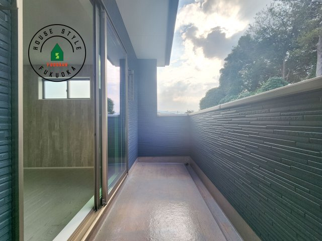 福津市福間南1丁目第3-2棟（2号棟）のバルコニー|風をしっかりと感じられるバルコニーでは、毎日が洗濯日和です。広々としているので洗濯も楽しくなるでしょうし、気分転換にバルコニーからの眺めを楽しむのもいいでしょう。