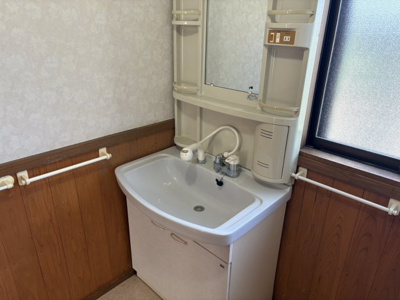 【独立洗面台】 | 東根市神町東【中古住宅】 | スタイリッシュなだけでなく収納力もあります。コンセント付きで、ドライヤーやヘアーアイロンなど朝の準備はスムーズに行えます。