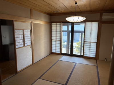 【和室】 | 東根市神町東【中古住宅】 | 客間としてもお子様のプレイルームとしてもご活用頂けます。将来は寝室としても利用でき二階に上がらず生活導線を作ることができ大変重宝するスペース！