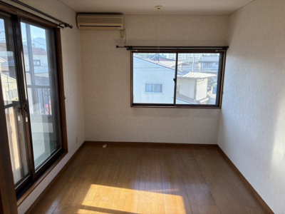 【寝室】 | 東根市神町東【中古住宅】 | 大きいベットを置いてもスペースの取れる寝室です。質の良い睡眠で一日の疲れを癒す空間で気持ちの良い一日のスタートを切ることができます。