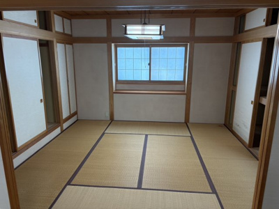 【和室】 | 東根市神町東【中古住宅】 | 和室もそれぞれ収納スペースが完備されております。お子様は小さいうちは部屋自体が収納として使えますし、将来はお子様にお部屋のプレゼントもできますね。