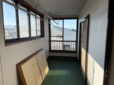 【その他】 | 東根市神町東【中古住宅】 | 洗濯は外干ししたいけど、外の目やお天気が気になる方にはうれしい、屋根付きのバルコニーのための外からの視線も遮り、天気が悪くても雨には濡れにくいので、気にせずお出かけできます。