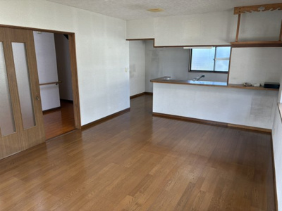 【居間・リビング】 | 東根市神町東【中古住宅】 | リビングは広々です。家族の団欒の場として家庭を包みます。家具を置いてもゆとりのあるスペースはお子様が大きく成長されても自由の利く大きさです。