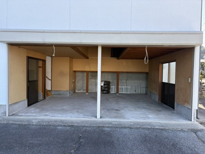 【駐車場】 | 東根市神町東【中古住宅】 | 車庫は広々２台停められます。雨・雪からお車を守ることが出来ます。