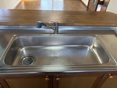 【キッチン】 | 東根市神町東【中古住宅】 | サビにくく熱に強いステンレスシンク。お皿洗いや、調理過程の水切りなどで使われるシンクはワイドなタイプほど使い勝手がよくお手入れも楽々です。
