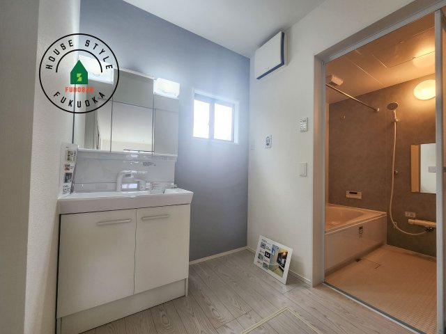 福津市光陽台6丁目第1-1棟（1号棟）の内観：施工例|ゆとりの洗面スペースで朝の身支度もスムーズに。暮らしを快適に変えるシャワー付洗面台です！