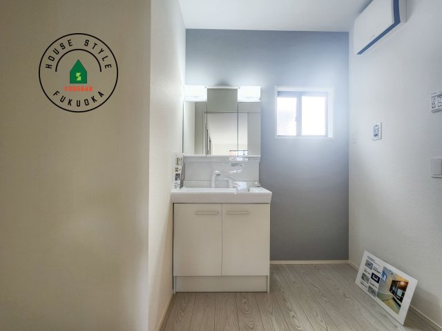 福津市光陽台6丁目第1-1棟（1号棟）の内観：施工例|毎日使うものだから清潔な空間を保ちたい水回り。洗面にはそんな願いを解消させてくれる収納アイデアが満載です。三面鏡の裏側にはキャビネットが現れ小物から背の高い物まで収納できます。