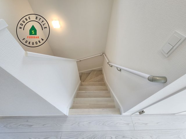 福津市光陽台6丁目第1-1棟（1号棟）の内装|階段からも明るい光が入ります。採光や通風も階段の重要な役割です。