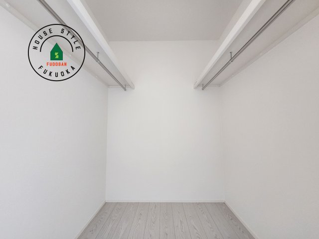 福津市光陽台6丁目第1-1棟（1号棟）の内観：施工例|洋服や大きな荷物が多い方や人数の多いご家族などは、一般的なクローゼットよりもウォークインクローゼットのほうが使い勝手が良いです。