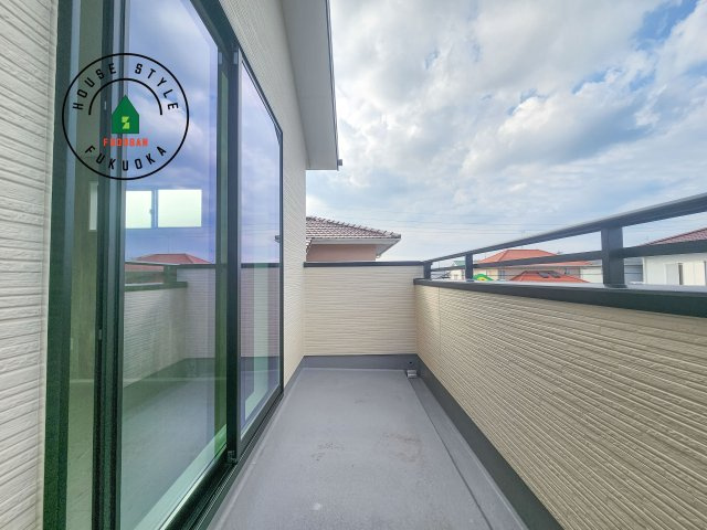 福津市光陽台6丁目第1-1棟（1号棟）の外観：施工例|風をしっかりと感じられるバルコニーでは、毎日が洗濯日和です。広々としているので洗濯も楽しくなるでしょうし、気分転換にバルコニーからの眺めを楽しむのもいいでしょう。