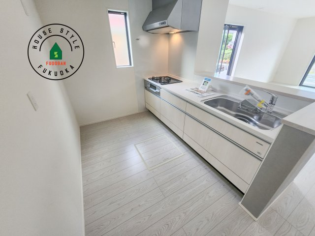 福津市光陽台6丁目第1-1棟（1号棟）のキッチン|ダイニングテーブルへの配膳がラクラク、お料理はかどるカウンター付きシステムキッチン！