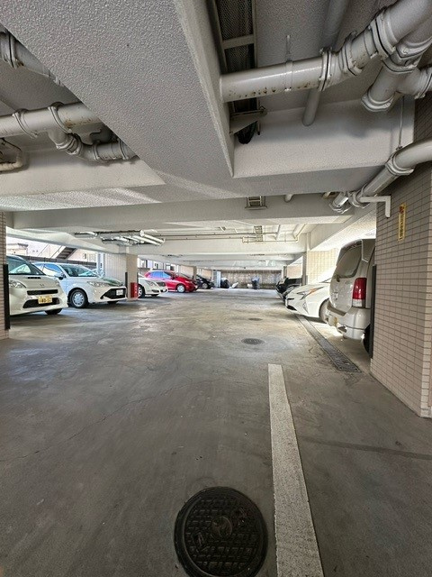 ハチホウハイツ１１の駐車場