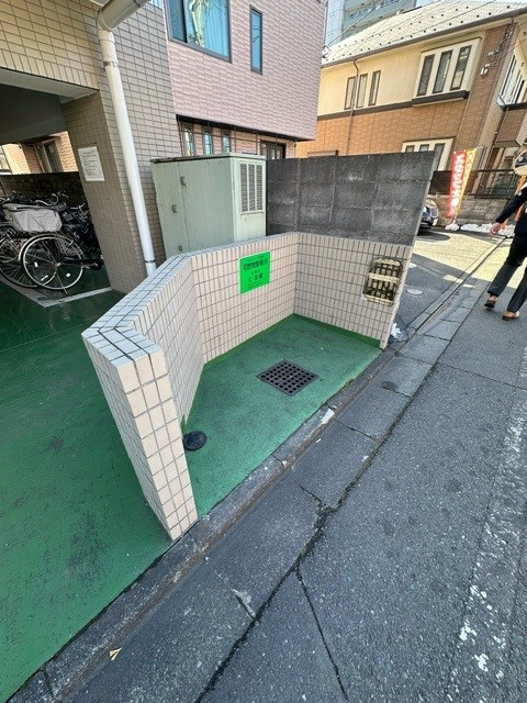 ハチホウハイツ１１の駐車場