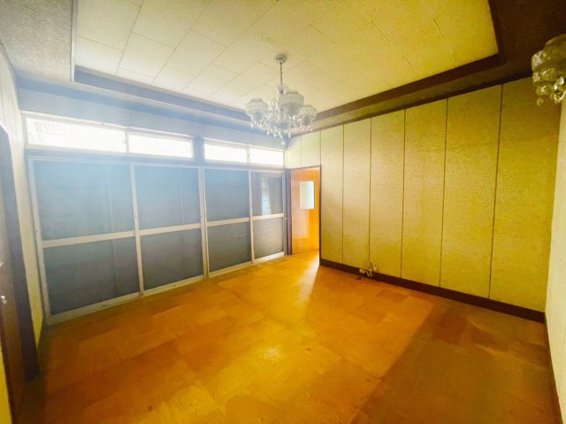 佐野市小中町広々とした庭付き中古住宅の洋室