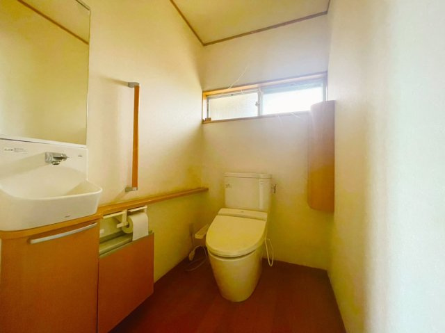 佐野市小中町広々とした庭付き中古住宅のトイレ