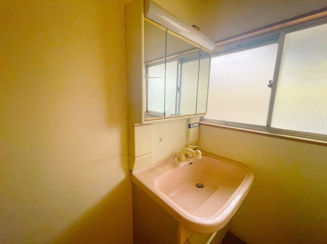 佐野市小中町広々とした庭付き中古住宅の洗面所