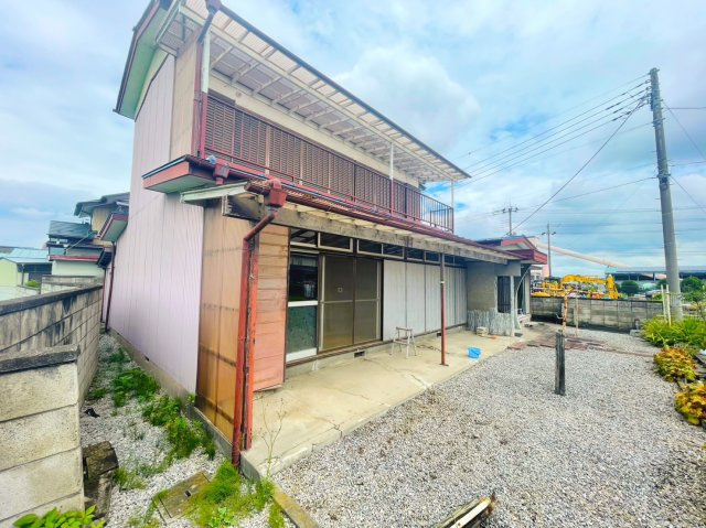 佐野市小中町広々とした庭付き中古住宅の外観