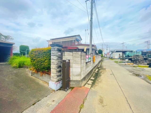 佐野市小中町広々とした庭付き中古住宅の前面道路含む現地写真
