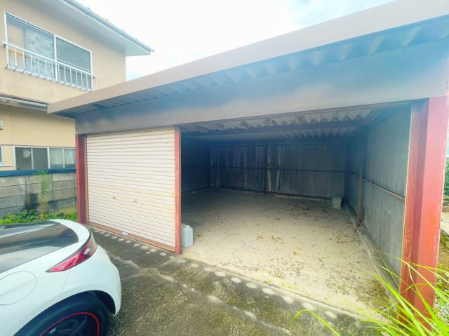 佐野市小中町広々とした庭付き中古住宅の駐車場