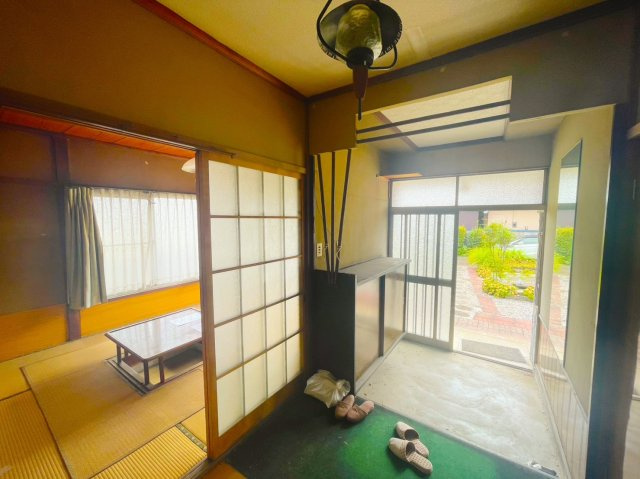 佐野市小中町広々とした庭付き中古住宅の玄関