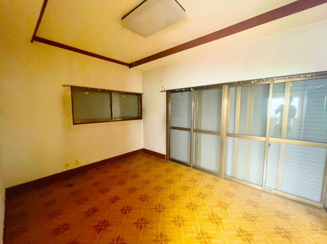 佐野市小中町広々とした庭付き中古住宅の洋室