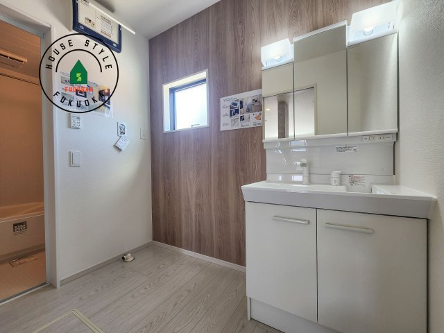 糟屋郡志免町王子3丁目第2-2棟（1号棟）の脱衣所|ゆとりの洗面スペースで朝の身支度もスムーズに。暮らしを快適に変えるシャワー付洗面台です！