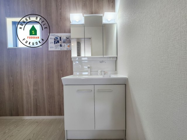 糟屋郡志免町王子3丁目第2-2棟（1号棟）の独立洗面台|毎日使うものだから清潔な空間を保ちたい水回り。洗面にはそんな願いを解消させてくれる収納アイデアが満載です。三面鏡の裏側にはキャビネットが現れ小物から背の高い物まで収納できます。