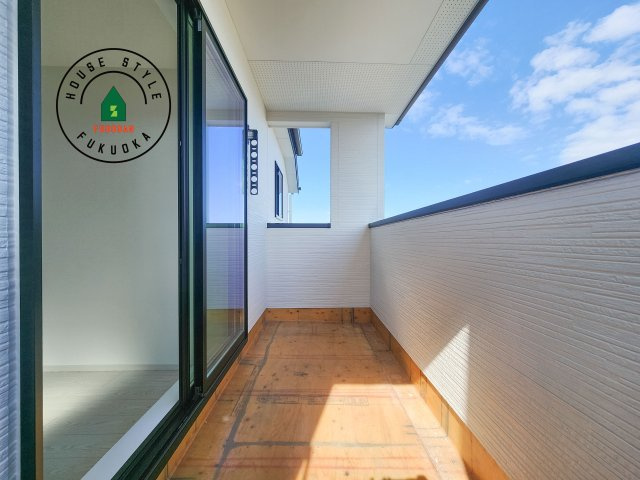 糟屋郡志免町王子3丁目第2-2棟（1号棟）のバルコニー|風をしっかりと感じられるバルコニーでは、毎日が洗濯日和です。広々としているので洗濯も楽しくなるでしょうし、気分転換にバルコニーからの眺めを楽しむのもいいでしょう。