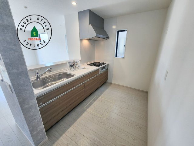 糟屋郡志免町王子3丁目第2-2棟（1号棟）のキッチン|ダイニングテーブルへの配膳がラクラク、お料理はかどるカウンター付きシステムキッチン！