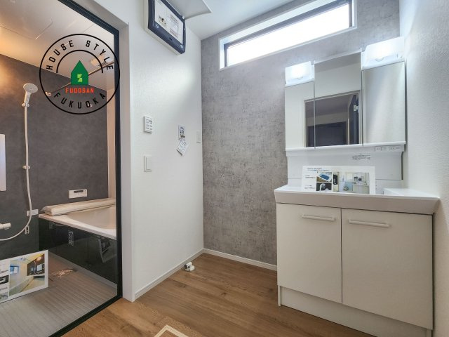 糟屋郡志免町王子3丁目第2-2棟（2号棟）の脱衣所|ゆとりの洗面スペースで朝の身支度もスムーズに。暮らしを快適に変えるシャワー付洗面台です！