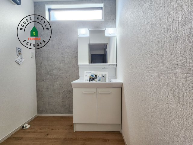 糟屋郡志免町王子3丁目第2-2棟（2号棟）の独立洗面台|毎日使うものだから清潔な空間を保ちたい水回り。洗面にはそんな願いを解消させてくれる収納アイデアが満載です。三面鏡の裏側にはキャビネットが現れ小物から背の高い物まで収納できます。