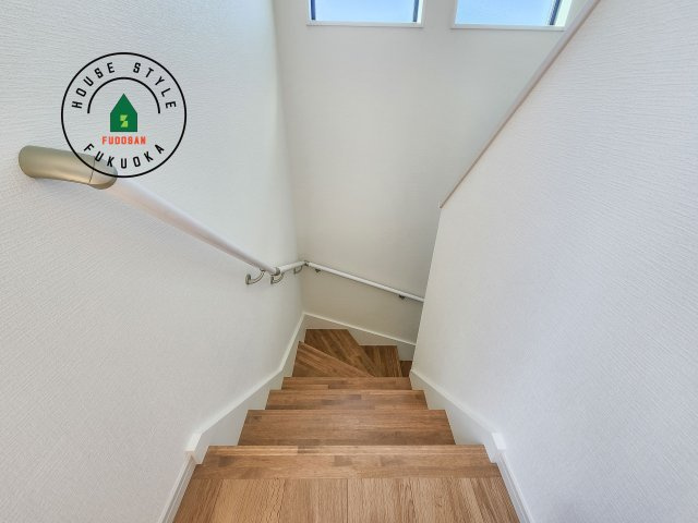 糟屋郡志免町王子3丁目第2-2棟（2号棟）の内装|階段からも明るい光が入ります。採光や通風も階段の重要な役割です。