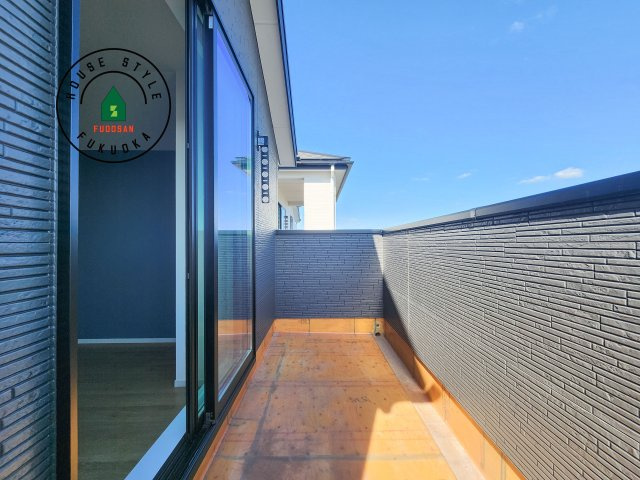 糟屋郡志免町王子3丁目第2-2棟（2号棟）のバルコニー|風をしっかりと感じられるバルコニーでは、毎日が洗濯日和です。広々としているので洗濯も楽しくなるでしょうし、気分転換にバルコニーからの眺めを楽しむのもいいでしょう。