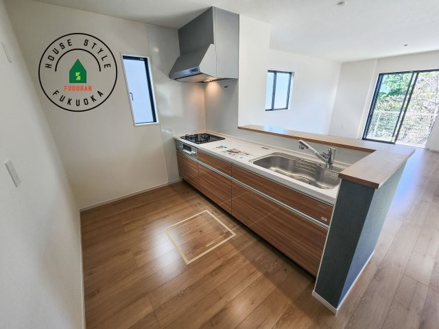 糟屋郡志免町王子3丁目第2-2棟（2号棟）のキッチン|ダイニングテーブルへの配膳がラクラク、お料理はかどるカウンター付きシステムキッチン！