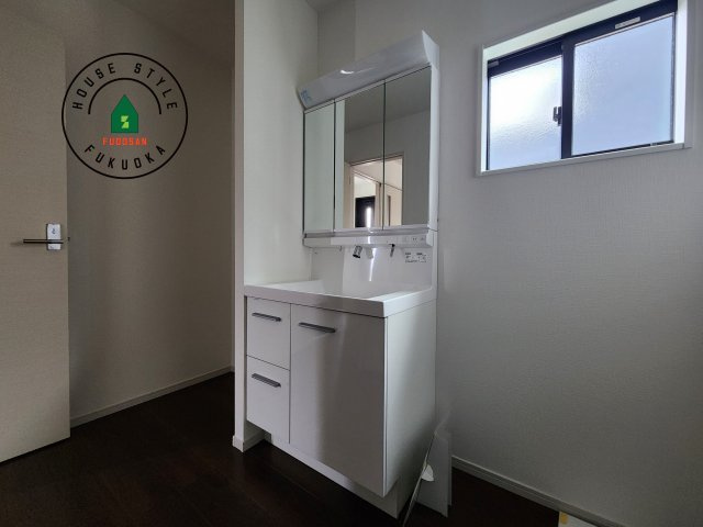 糟屋郡宇美町宇美中央1丁目第3-6棟(1号棟)の独立洗面台|毎日使うものだから清潔な空間を保ちたい水回り。洗面にはそんな願いを解消させてくれる収納アイデアが満載です。三面鏡の裏側にはキャビネットが現れ小物から背の高い物まで収納できます。