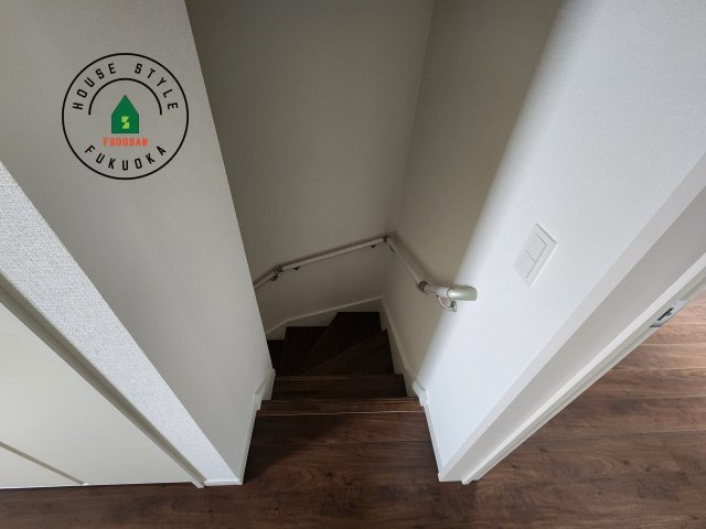 糟屋郡宇美町宇美中央1丁目第3-6棟(1号棟)の内装|階段からも明るい光が入ります。採光や通風も階段の重要な役割です。