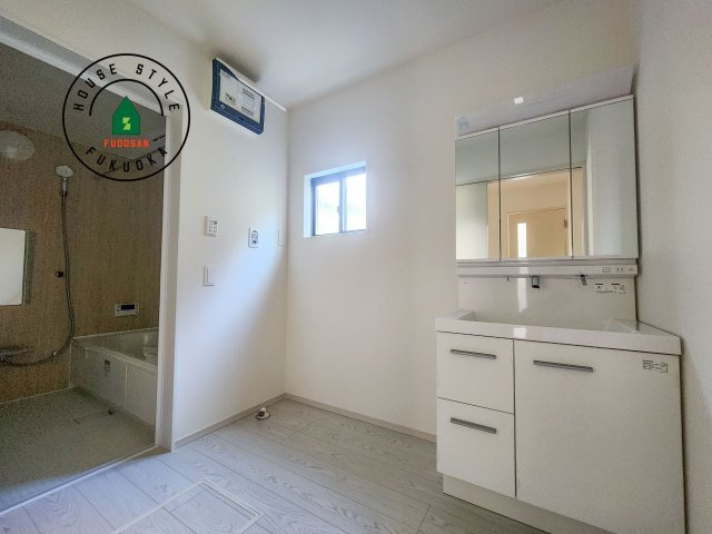 糟屋郡宇美町宇美中央1丁目第3-6棟(2号棟)の内観：施工例|ゆとりの洗面スペースで朝の身支度もスムーズに。暮らしを快適に変えるシャワー付洗面台です！