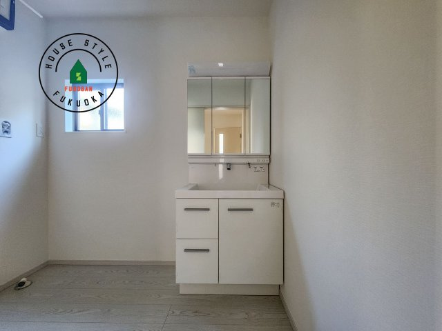 糟屋郡宇美町宇美中央1丁目第3-6棟(2号棟)の内観：施工例|毎日使うものだから清潔な空間を保ちたい水回り。洗面にはそんな願いを解消させてくれる収納アイデアが満載です。三面鏡の裏側にはキャビネットが現れ小物から背の高い物まで収納できます。