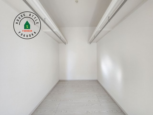 糟屋郡宇美町宇美中央1丁目第3-6棟(2号棟)の内観：施工例|洋服や大きな荷物が多い方や人数の多いご家族などは、一般的なクローゼットよりもウォークインクローゼットのほうが使い勝手が良いです。