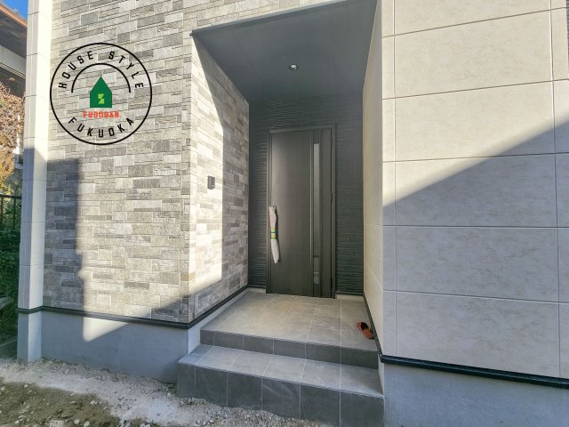 糟屋郡宇美町宇美中央1丁目第3-6棟(2号棟)の玄関|おでかけの時も帰った時も、「我が家」を最初に感じでもらえる素敵な空間に。