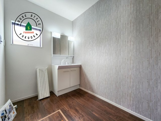 糟屋郡志免町南里2丁目第1-3棟（2号棟）の脱衣所|ゆとりの洗面スペースで朝の身支度もスムーズに。暮らしを快適に変えるシャワー付洗面台です！