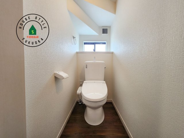 糟屋郡志免町南里2丁目第1-3棟（2号棟）のトイレ|温水洗浄便座を完備しております。2ヶ所にトイレがあるのは朝の慌ただしい時間も安心です。