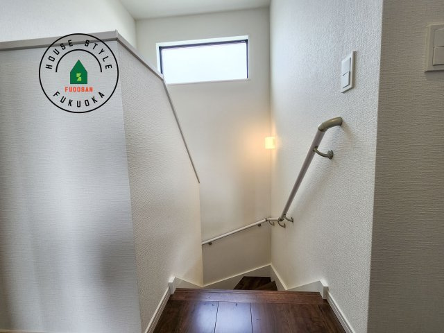 糟屋郡志免町南里2丁目第1-3棟（2号棟）の内装|階段からも明るい光が入ります。採光や通風も階段の重要な役割です。