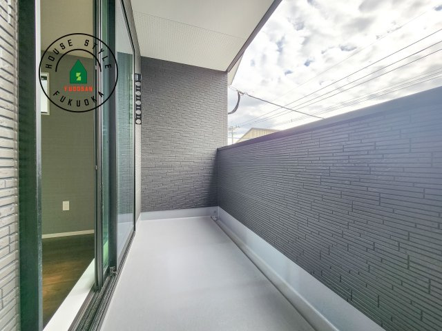 糟屋郡志免町南里2丁目第1-3棟（2号棟）のバルコニー|風をしっかりと感じられるバルコニーでは、毎日が洗濯日和です。広々としているので洗濯も楽しくなるでしょうし、気分転換にバルコニーからの眺めを楽しむのもいいでしょう。