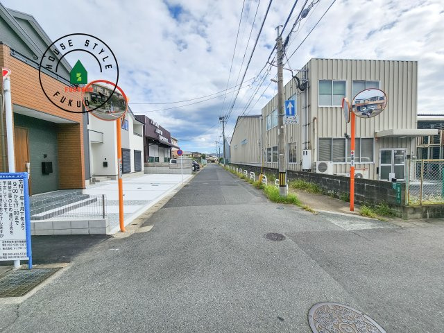 糟屋郡志免町南里2丁目第1-3棟（2号棟）の前面道路含む現地写真|前面道路は閑静な住宅地をはしる車通りの少ない道路。お車の出し入れが苦手なママや小さなお子様にも安心ですね。しっかり舗装もされているので、ベビーカーや自転車で通っても快適に通行できます。