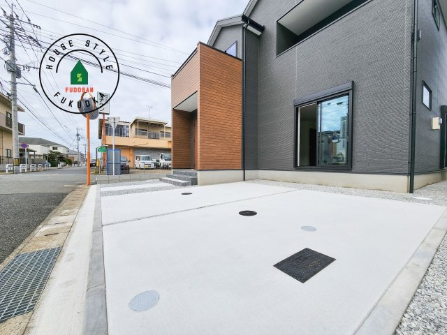 糟屋郡志免町南里2丁目第1-3棟（2号棟）の駐車場|広々した駐車場になります。3台並列駐車となります。